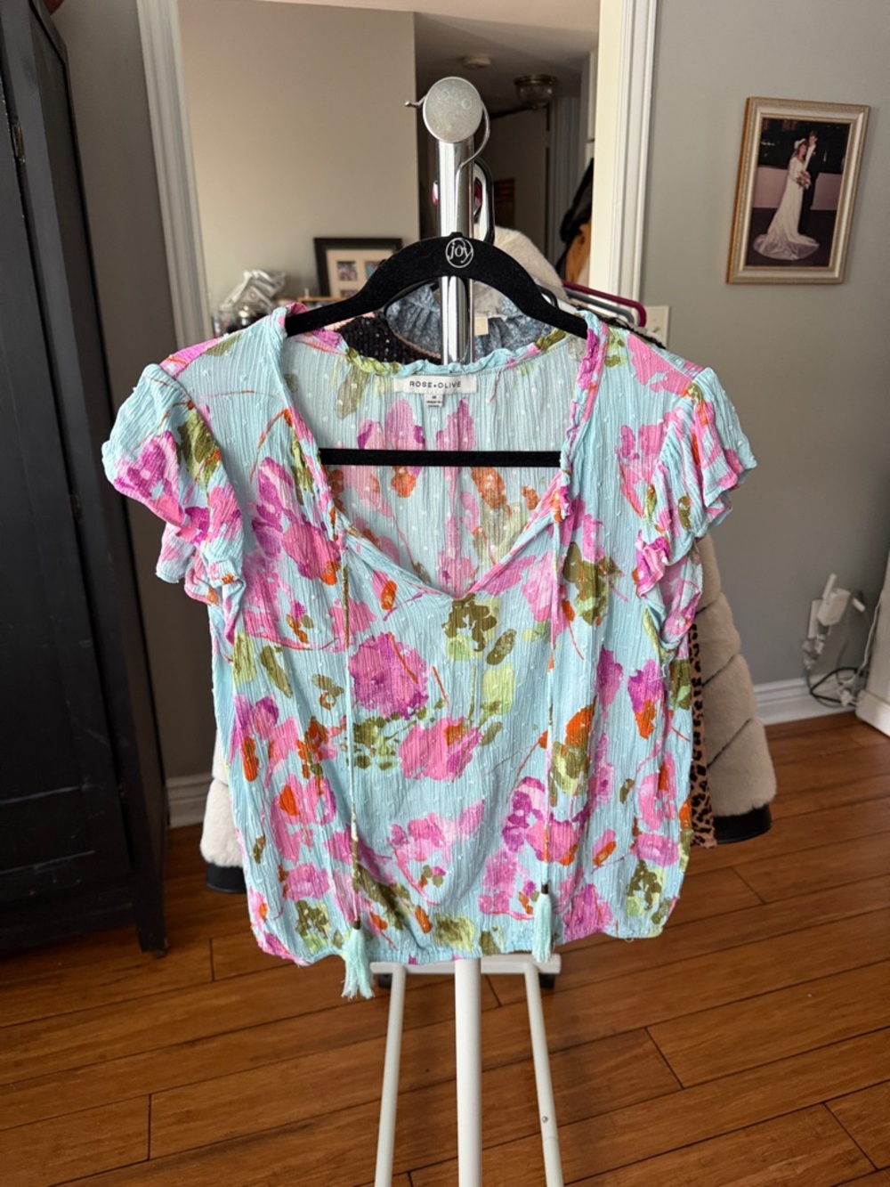 Rose & Olive Light Blue Floral V-Neck Flutter Sleeve Top size M